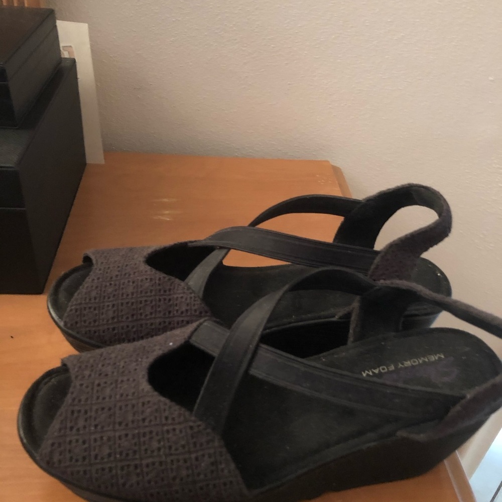 Black wedges